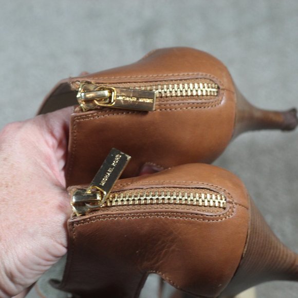 Michael Kors Size 9M Strap Gold Buckle Leather Zipper Heels - Picture 5 of 8